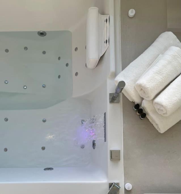 Suite « Body Love » - Jacuzzi Privatif Créteil Exterior foto